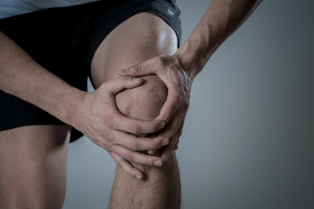 How Chiropractors Help End Knee Pain Safely