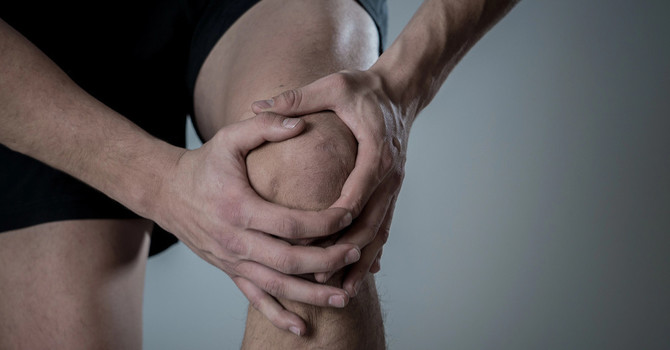 The Benefits of Working with a Chiropractor to End Knee Pain 